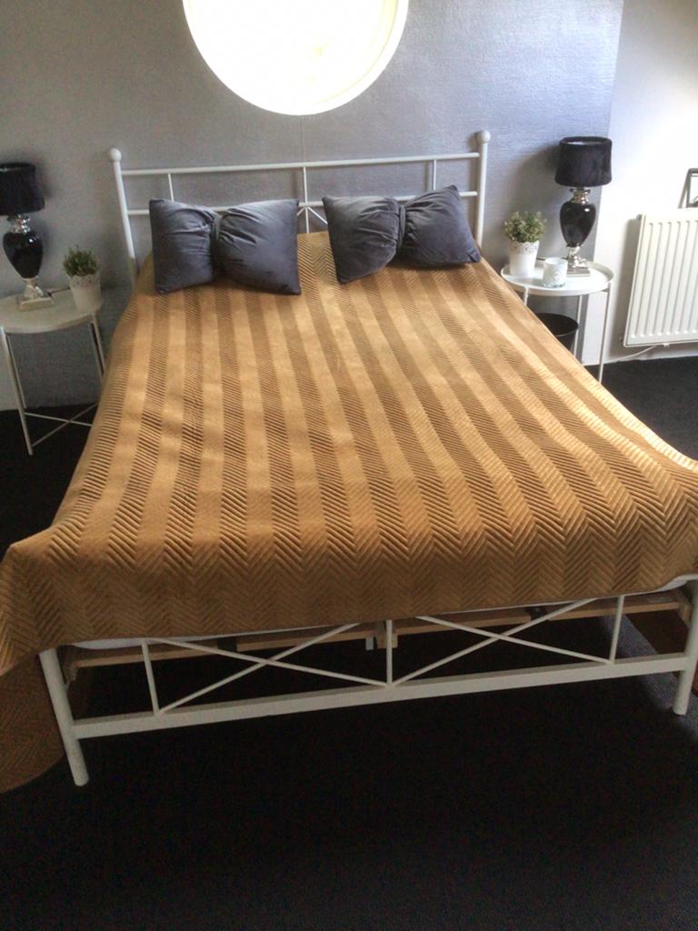 Stalen ledikant / bed. 140x200 met zgan matras en topper, Huis en Inrichting, Slaapkamer | Bedden, Wit, Romantisch, Tweepersoons