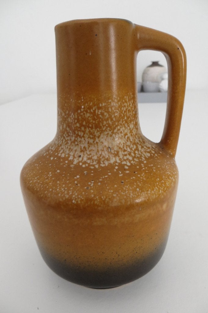 Vintage vaasje oker / bruin en beige design, vaas met oor., Antiek en Kunst, Antiek | Woonaccessoires, Ophalen of Verzenden