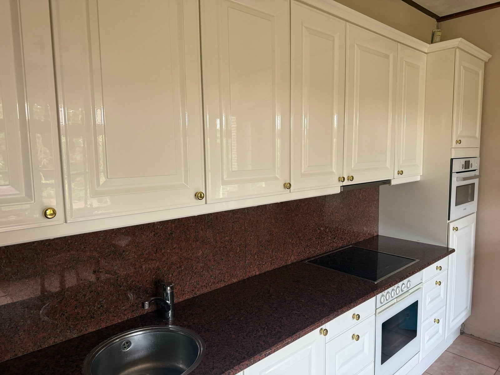 Complete keuken met Miele apparatuur en bordeauxrood blad, Huis en Inrichting, Ophalen, Gebruikt, Wit, Graniet of Steen