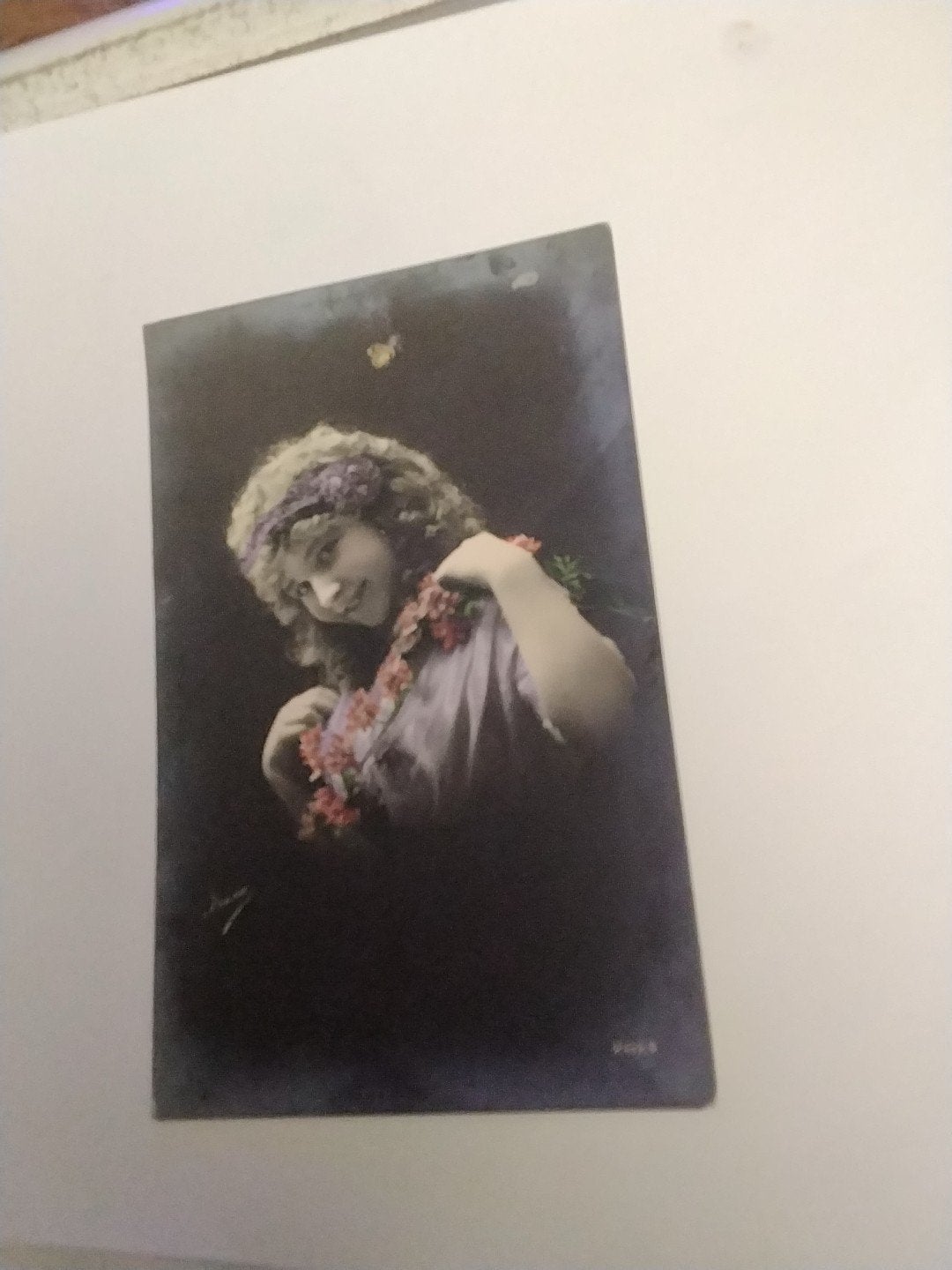 Antieke Franse Ansichtkaart - Dame met Bloemen (1900-1920), Ophalen of Verzenden, Voor 1920, Gelopen