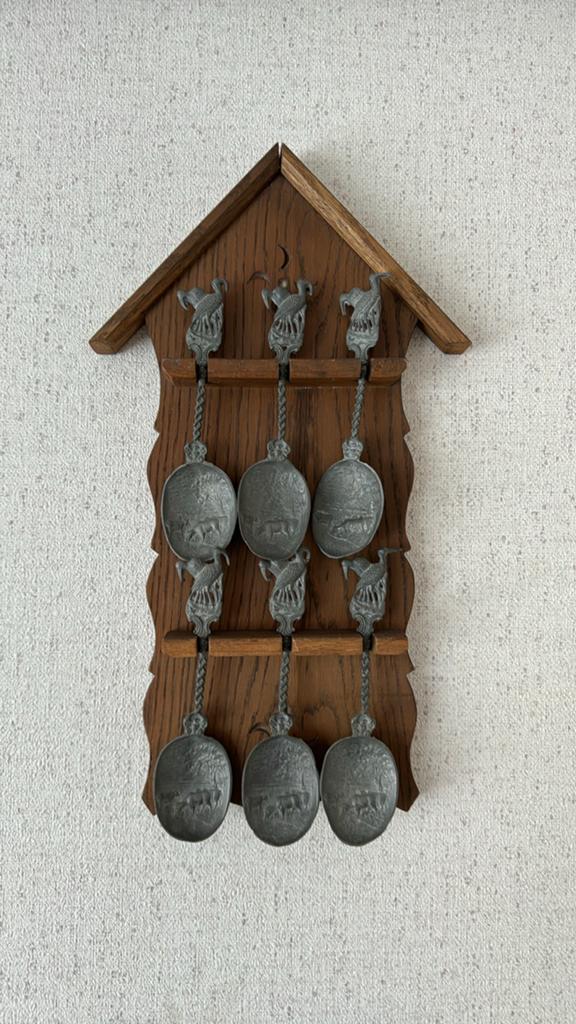 Charmant vintage lepelrek met 9 tinnen lepels - huisvorm, Ophalen of Verzenden
