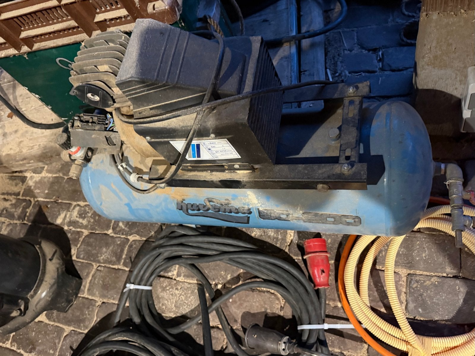 Compressor met luchtgereedschap - Schakelaar defect, Doe-het-zelf en Verbouw, Ophalen, Gebruikt, 200 tot 400 liter/min, Mobiel