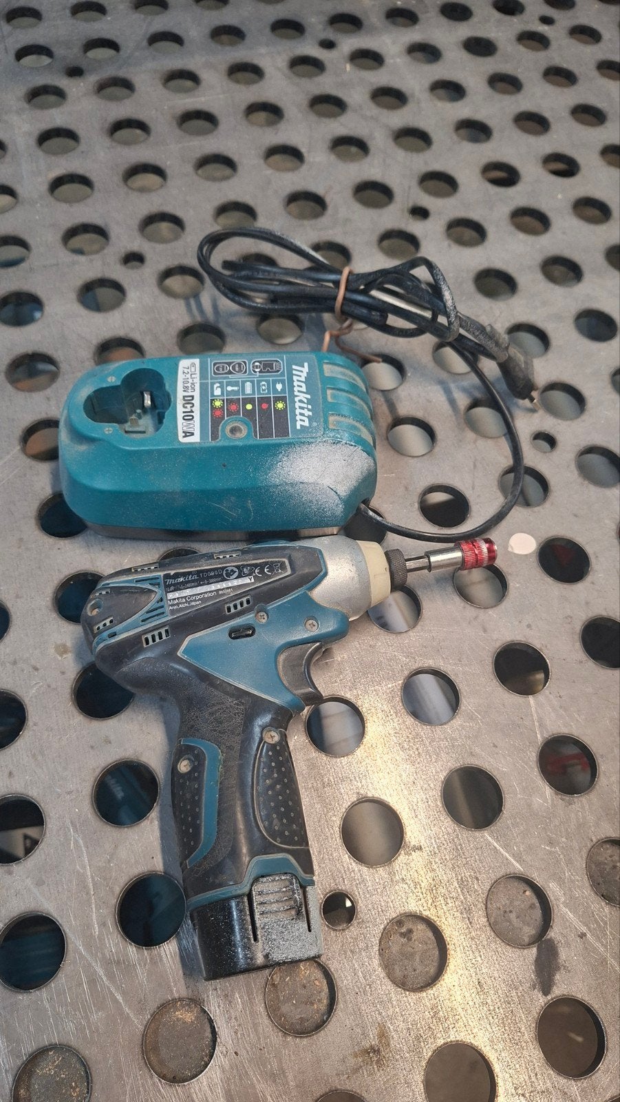 Makita slagschroevendraaier TD090D met acculader, Doe-het-zelf en Verbouw, Gereedschap | Boormachines, Gebruikt, Boor- en Schroefmachine