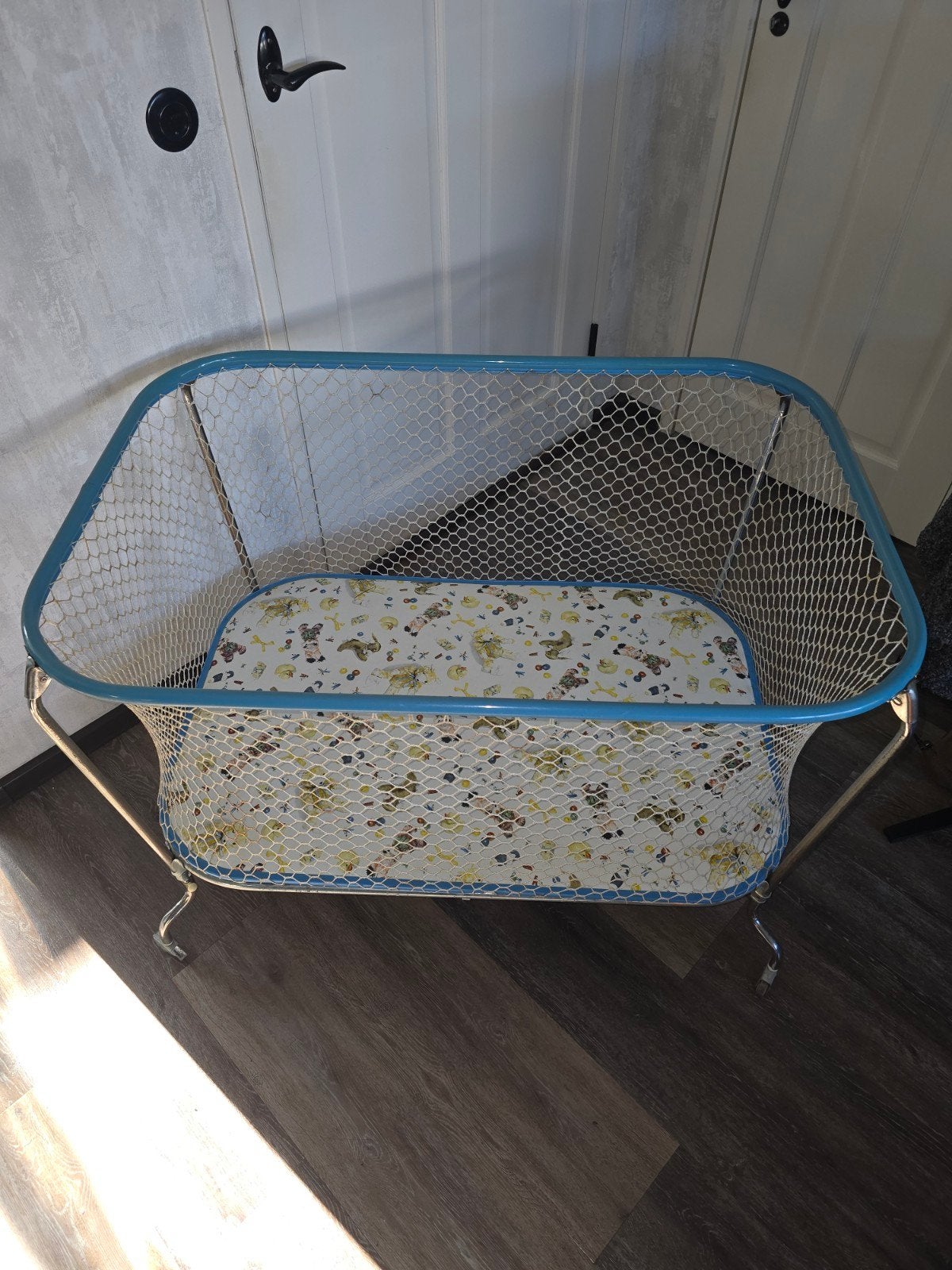 Vintage retro kinderbox uit de jaren 60, Ophalen, Zo goed als nieuw, Rechthoekig, In hoogte verstelbaar