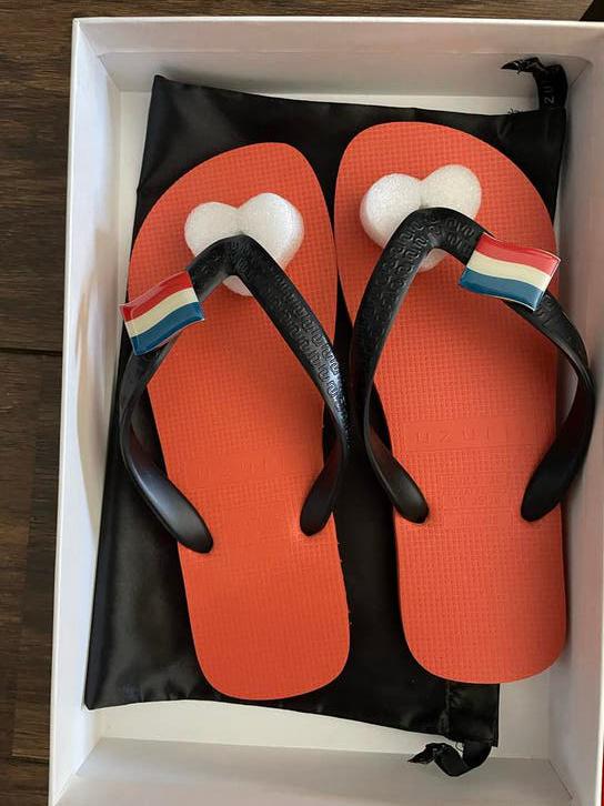 Uzurii Special Soccer Edition Slippers Oranje/Zwart mt 37/38, Kleding | Dames, Slippers, Nieuw, Oranje, Ophalen of Verzenden