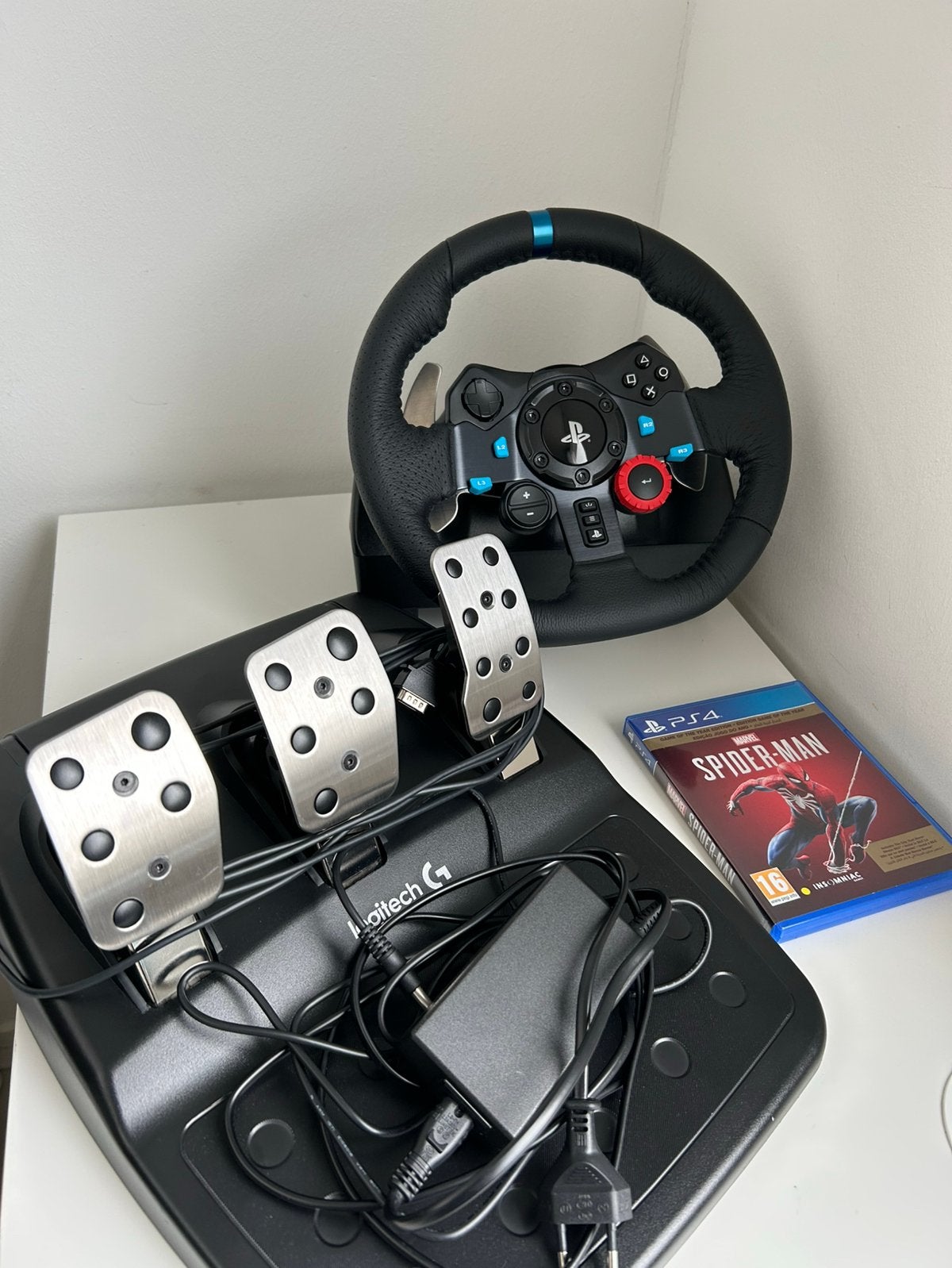 Logitech G29 racestuur met pedalen en Spider-Man PS4, Ophalen of Verzenden, Zo goed als nieuw, Stuur of Pedalen, PlayStation 4