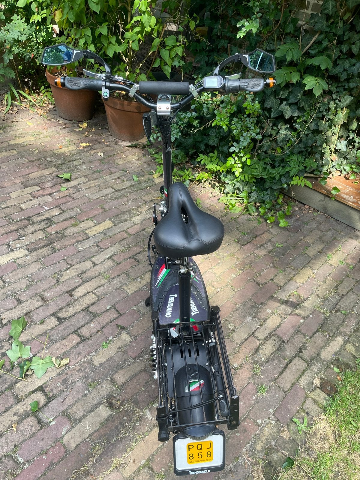 Trendiamo elektrische step met zadel en bagagedrager, Fietsen en Brommers, Steps, Ophalen, Zo goed als nieuw, Elektrische step (E-scooter)