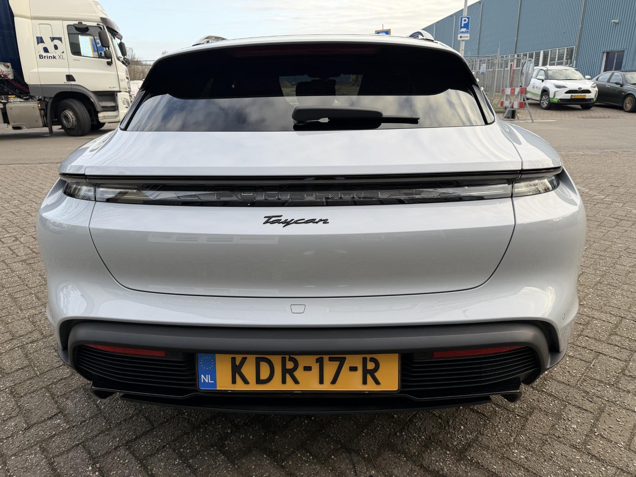 Foto 9 van Porsche Taycan Sport Turismo Black Edition 105 kWh luchtveri
