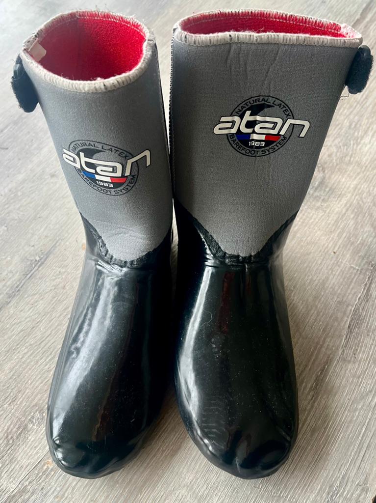Surfschoenen Atan T1 en handschoenen Vissla 3mm maat S, Ophalen of Verzenden, Zo goed als nieuw, Dame of Heer, Zeil- of Surfschoenen
