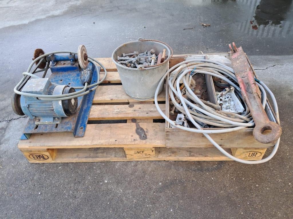 Slijpsteen, bouten, 4 aderige kabel met stopcontact 380V 16, Ophalen