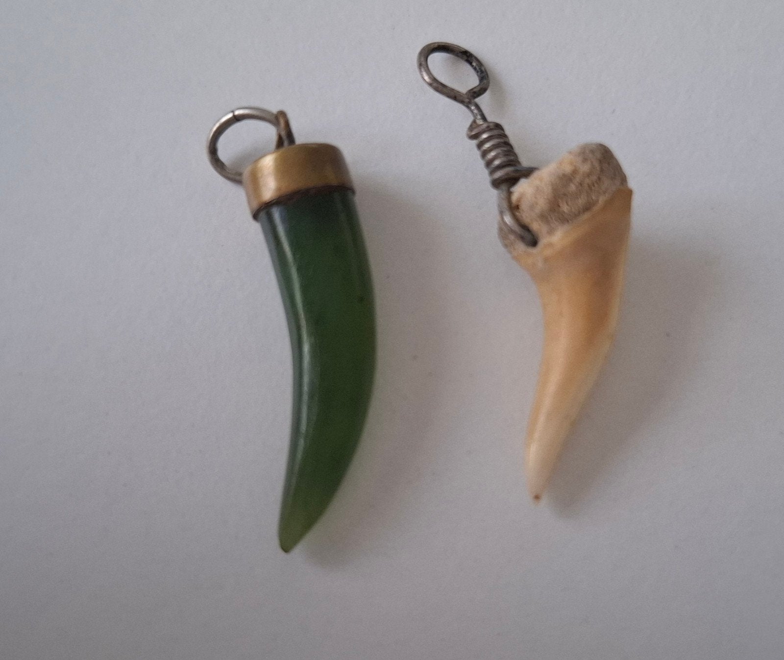 Twee hangers: Jade en haaientand, Ophalen of Verzenden, Gebruikt, Groen, Overige materialen