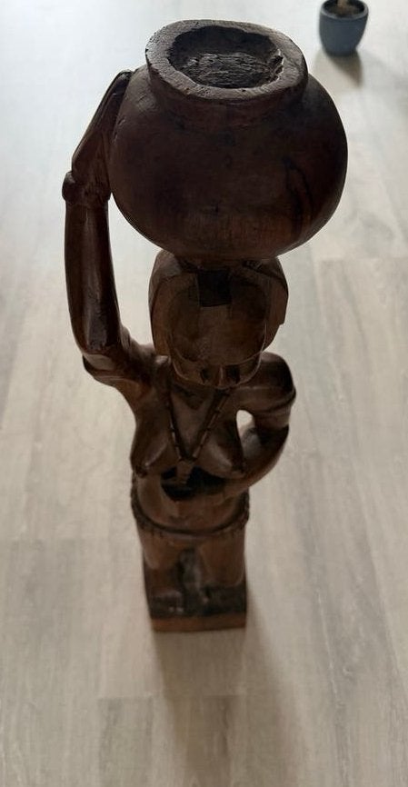 Houten beeld van vrouw met pot op hoofd, Afrikaanse stijl, Antiek en Kunst, Ophalen, 50 - 100 cm, Handgemaakt, Beeld