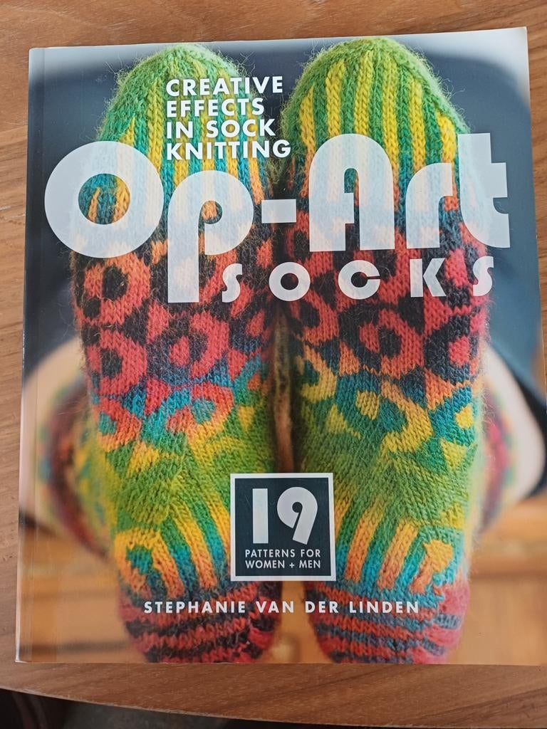Op-Art Socks: Breiboek met unieke sokkenpatronen, Ophalen of Verzenden, Zo goed als nieuw, Breien, Patroon of Boek