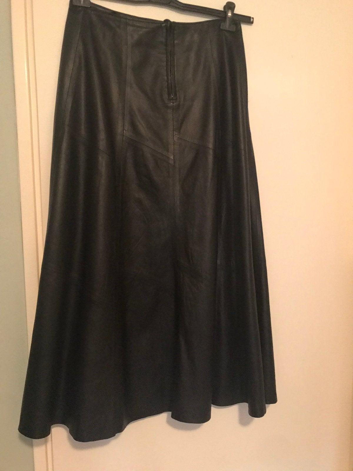 Zwarte nappaleren Maxirok maat 42, Kleding | Dames, Verzenden, Zo goed als nieuw, Maat 42/44 (L), Zwart