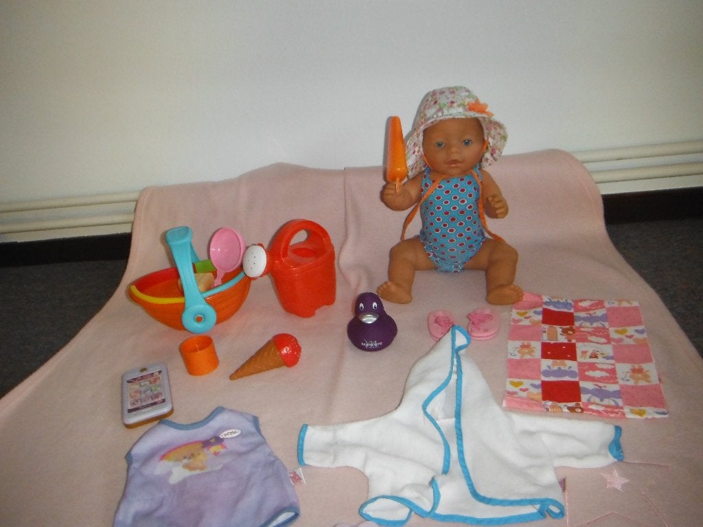baby born gaat  naar het strand met acc, Kinderen en Baby's, Speelgoed | Poppen, Ophalen of Verzenden, Zo goed als nieuw, Babypop