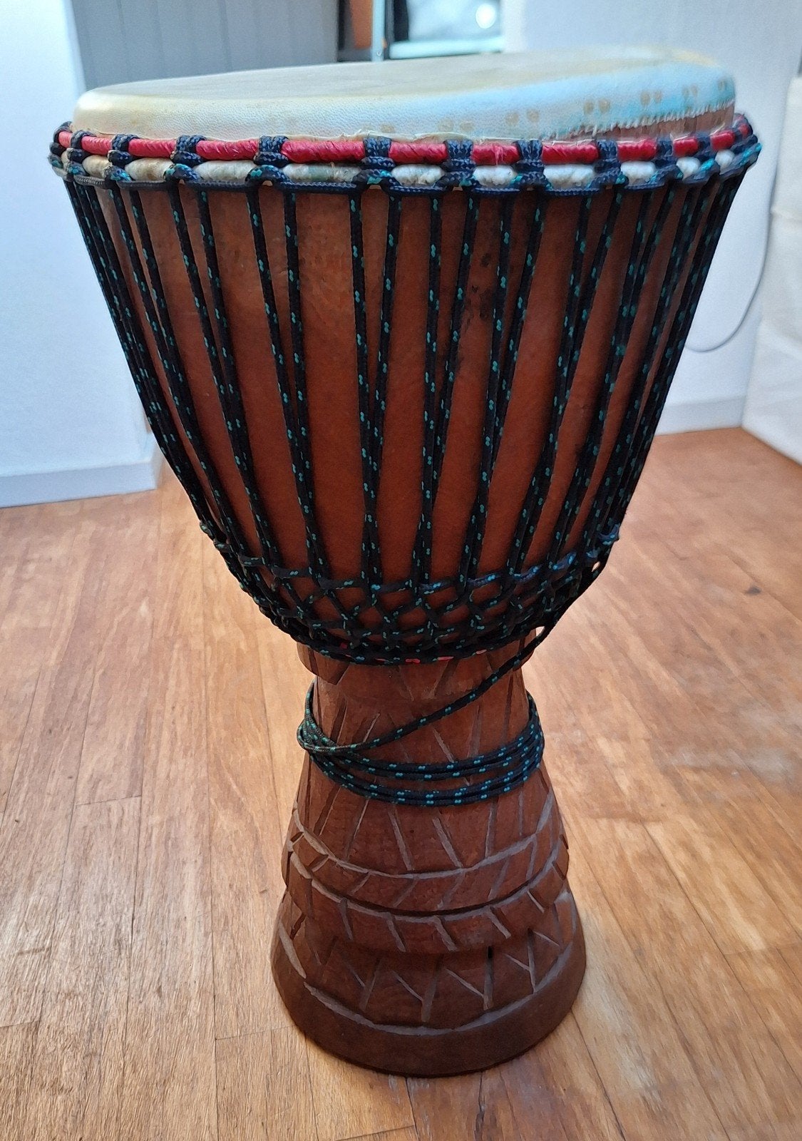 Mooie handgesneden Djembe met draagtas, Ophalen, Zo goed als nieuw, Overige merken