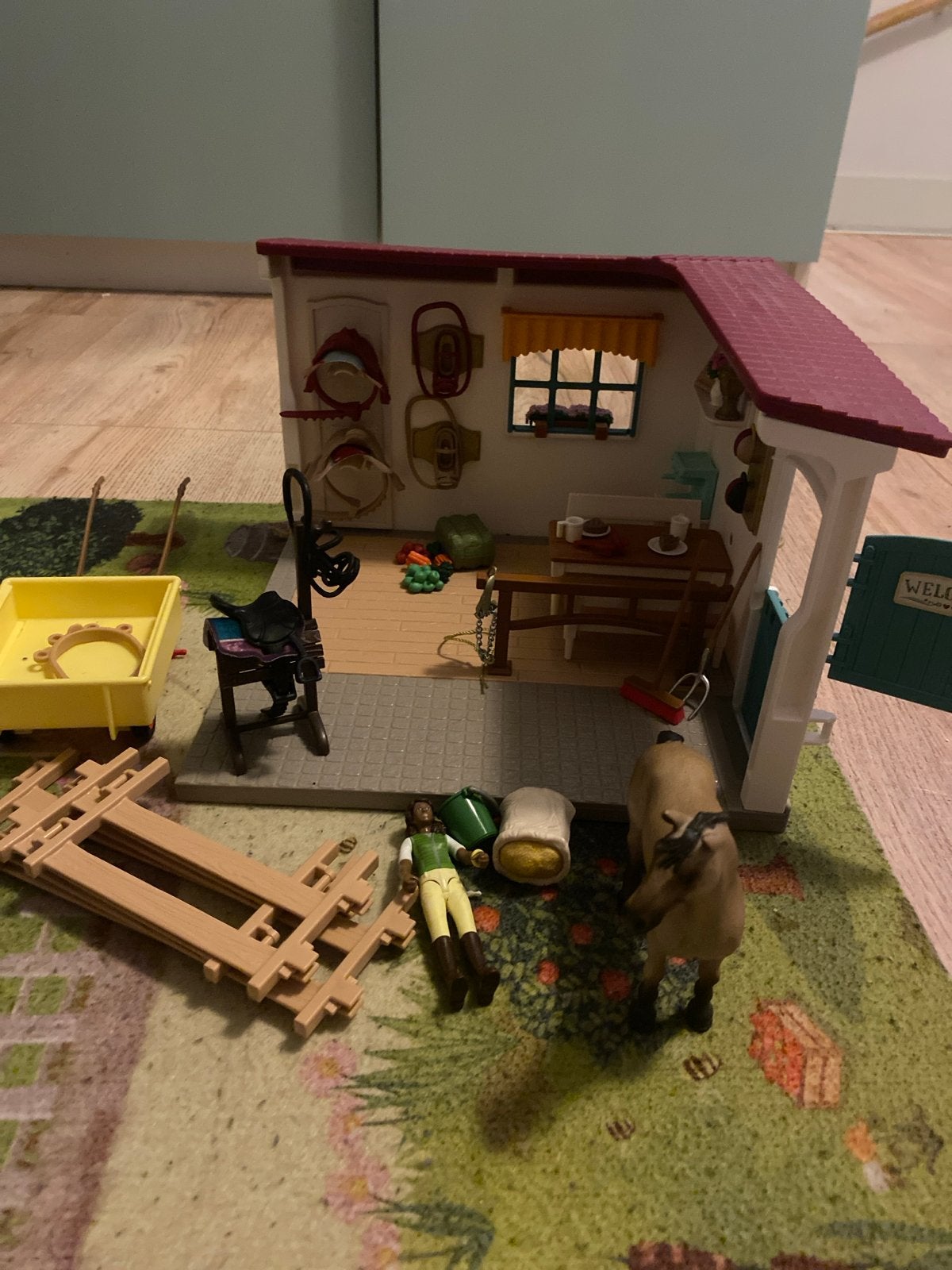 Schleich zadelkamer met accessoires en figuren, Ophalen of Verzenden, Gebruikt, Jongen of Meisje