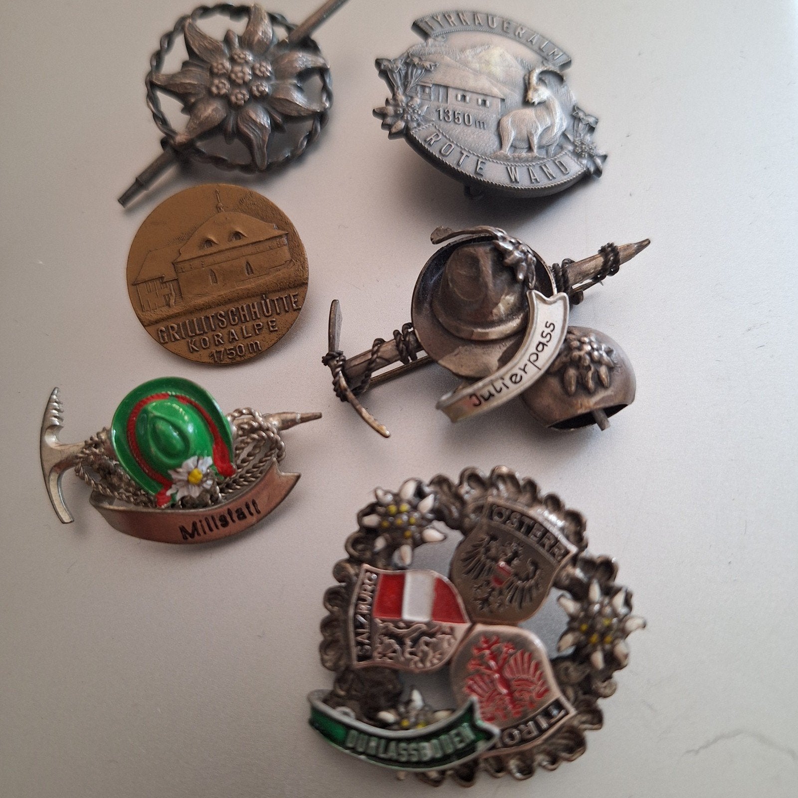Hoedenspeldjes broches souvenir Alpen, Ophalen of Verzenden, Gebruikt, Overige materialen