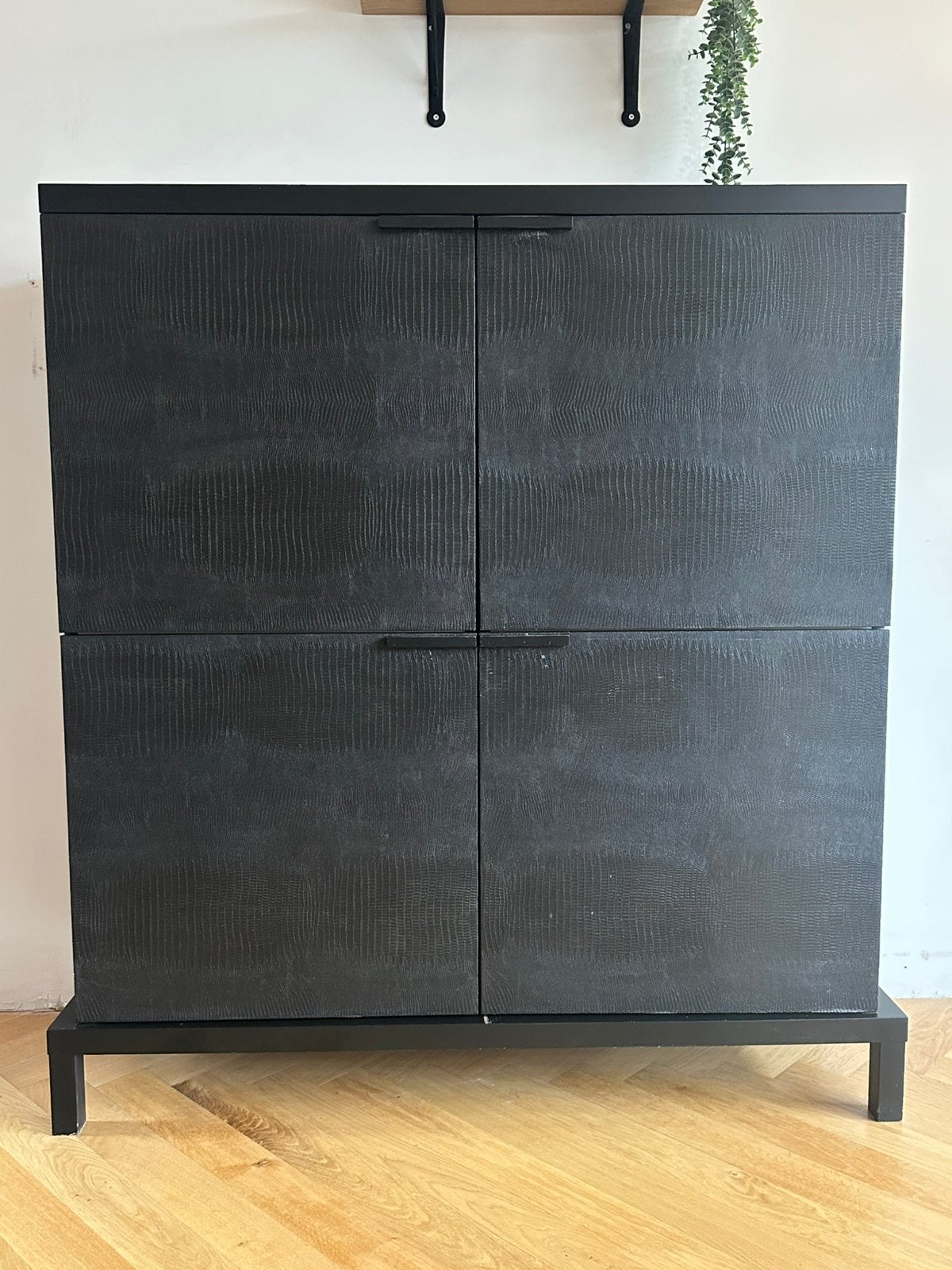 Massief zwarte higboard, Huis en Inrichting, Ophalen, 100 tot 150 cm, 100 tot 150 cm, 25 tot 50 cm