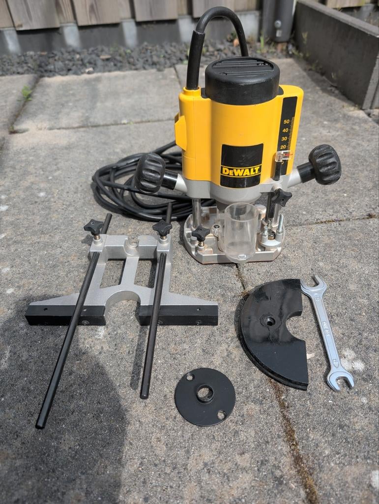 Bovenfrees DeWalt met toebehoren, Ophalen, Zo goed als nieuw, Elektrisch, Bovenfrees