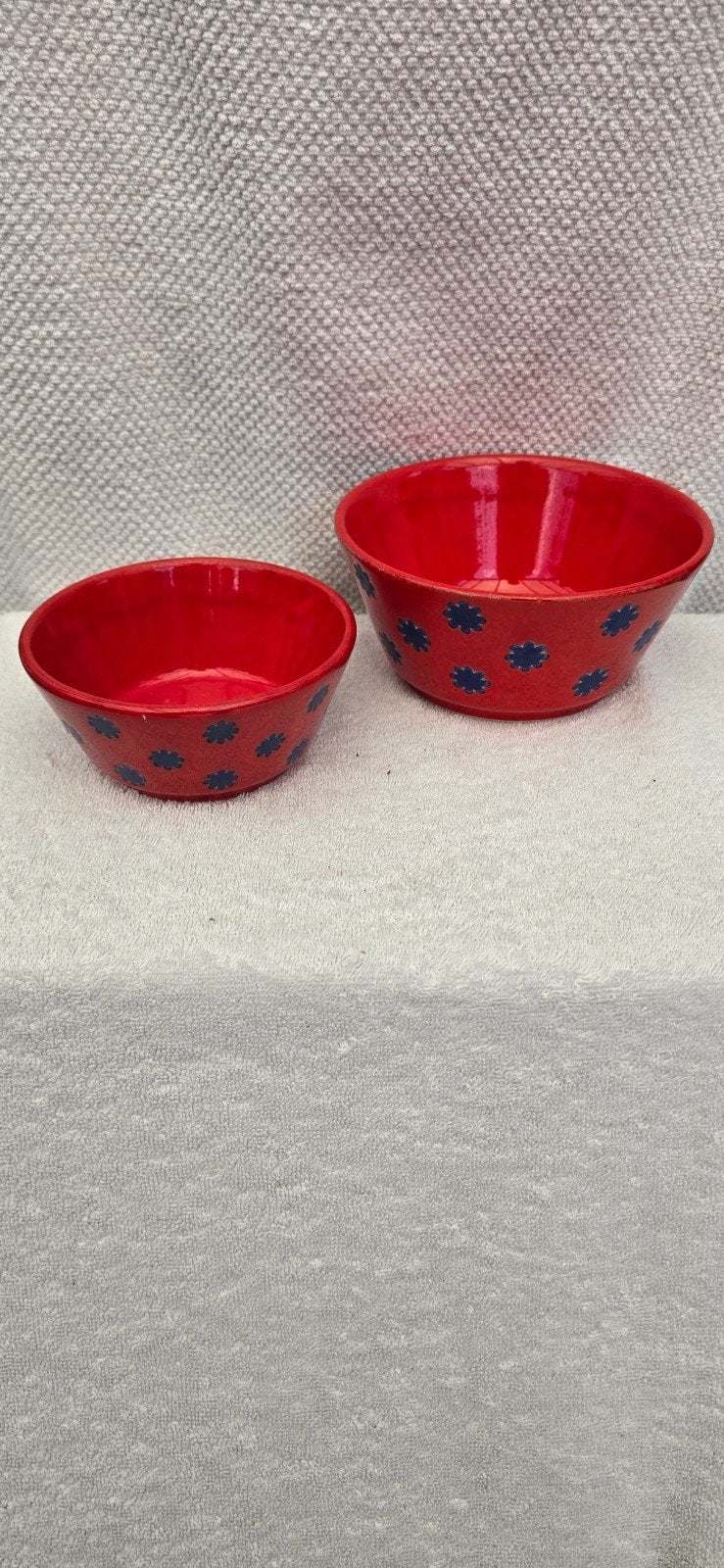 2 Vintage Rode Keramische Kommen met Blauwe Bloemen, Antiek en Kunst, Ophalen of Verzenden