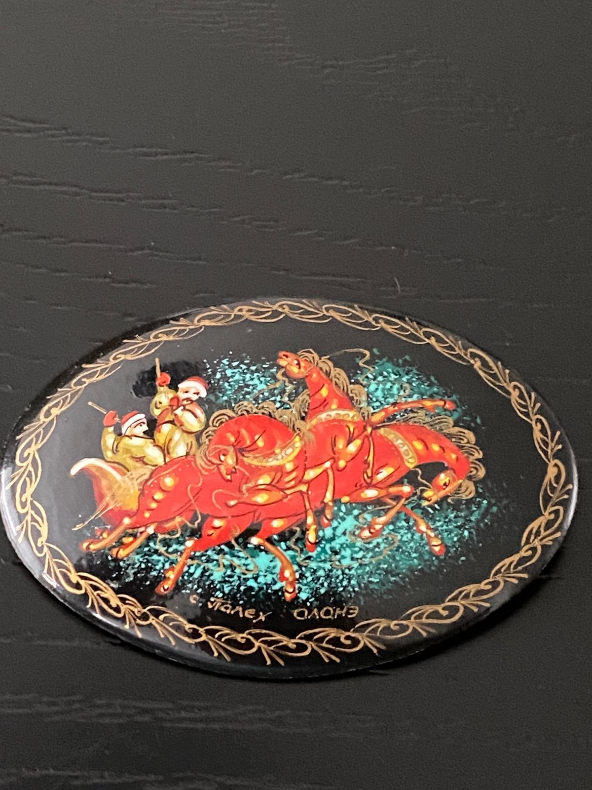 Vintage Russische houten lakbroche - gesigneerd op de broche, Ophalen of Verzenden, Zo goed als nieuw, Overige materialen