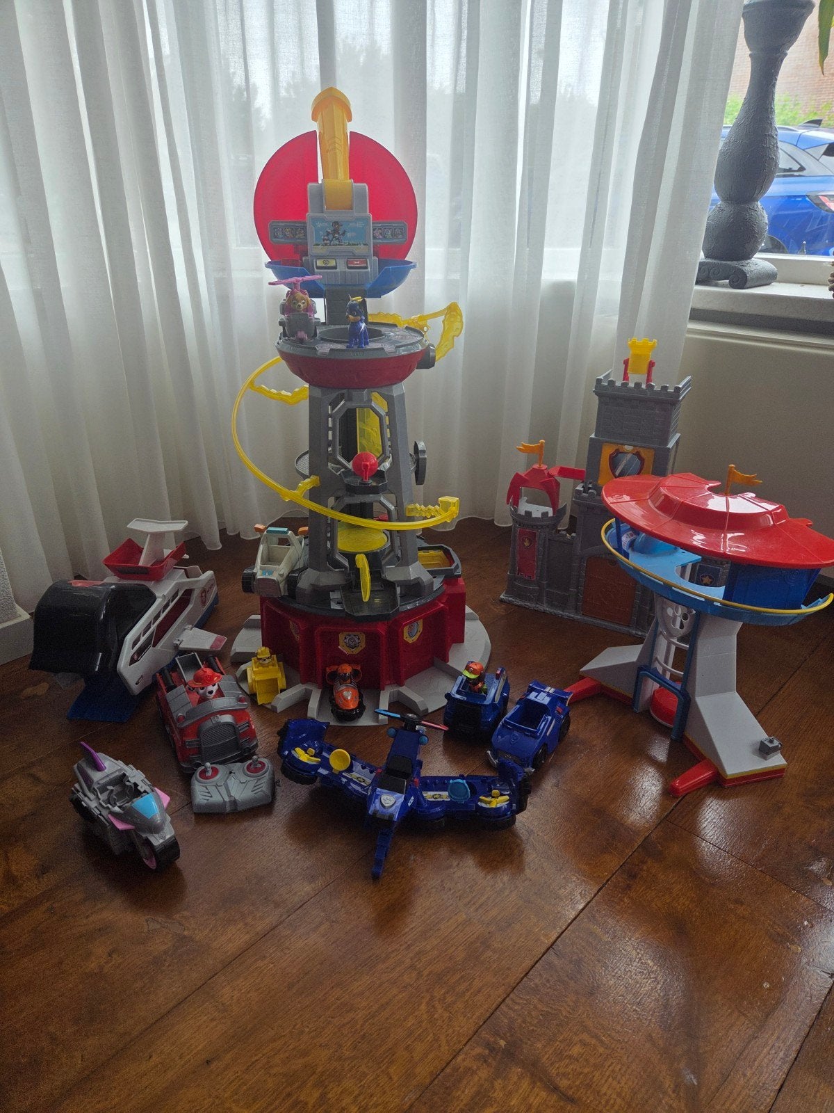Grote Paw Patrol speelgoedset met toren en voertuigen, Kinderen en Baby's, Speelgoed | Actiefiguren, Ophalen of Verzenden, Gebruikt