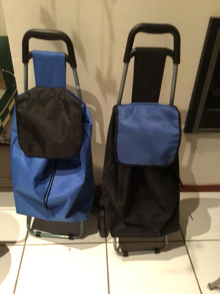 boodschappentrolley, blauw-zwart, 2 stuks, 40 tot 60 cm, 30 cm of meer, Gebruikt, Blauw