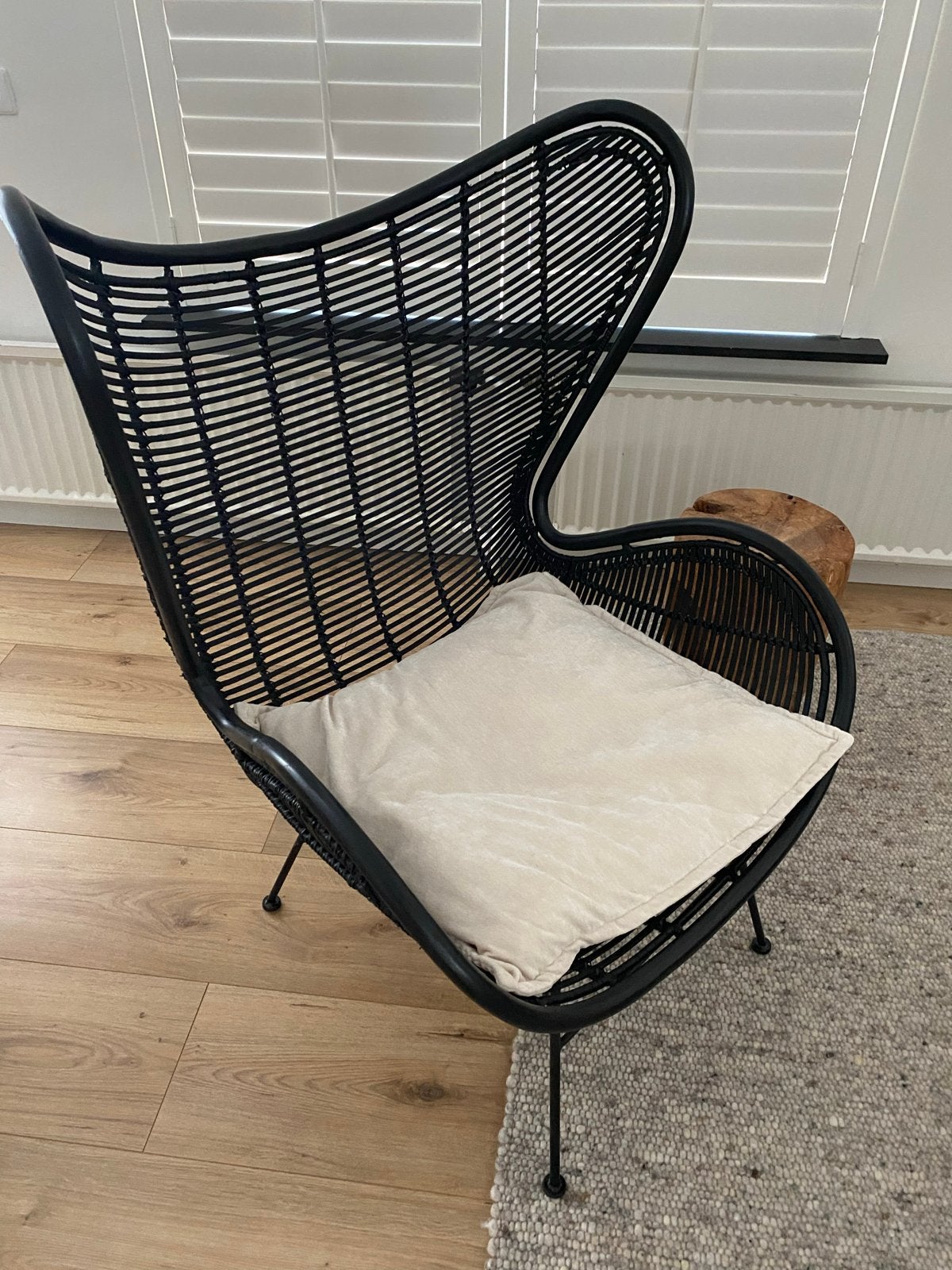 Zwarte rotan Egg Chair met kussen, Huis en Inrichting, Ophalen, Zo goed als nieuw, Riet of Rotan, 75 tot 100 cm