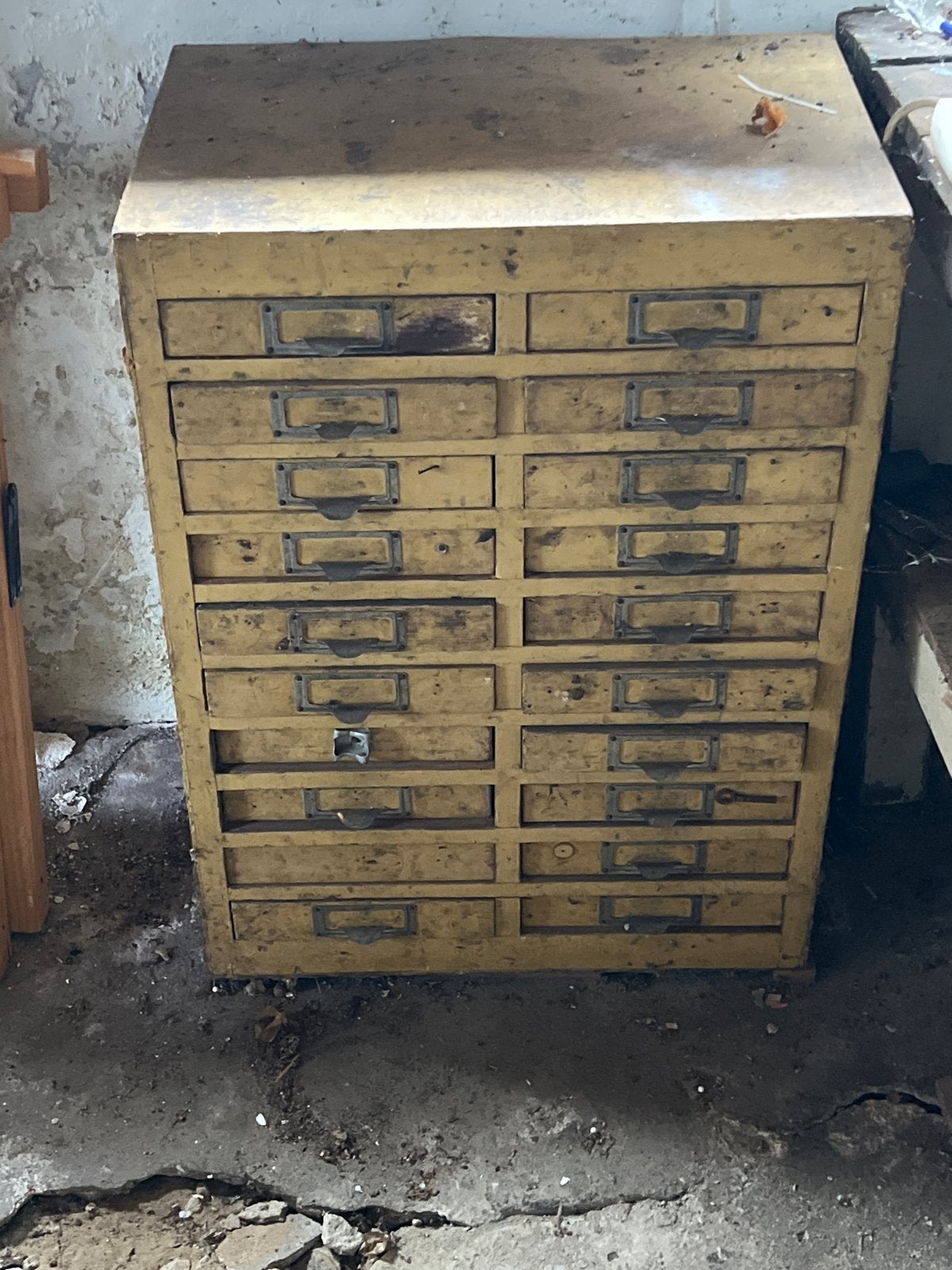 Oude houten ladekastje werkplaats met 20 laden, Ophalen