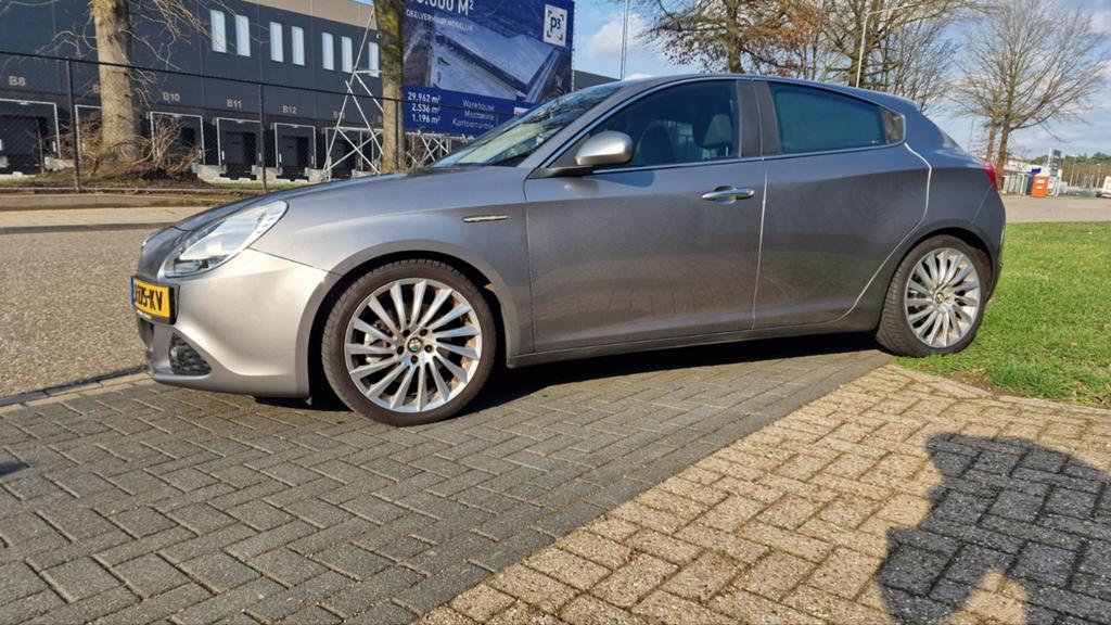 Alfa Romeo Giulietta 2.0 Jtdm 125KW 2011 Grijs ( Export ? ), Auto's, Euro 5, Stof, 1956 cc, 1295 kg