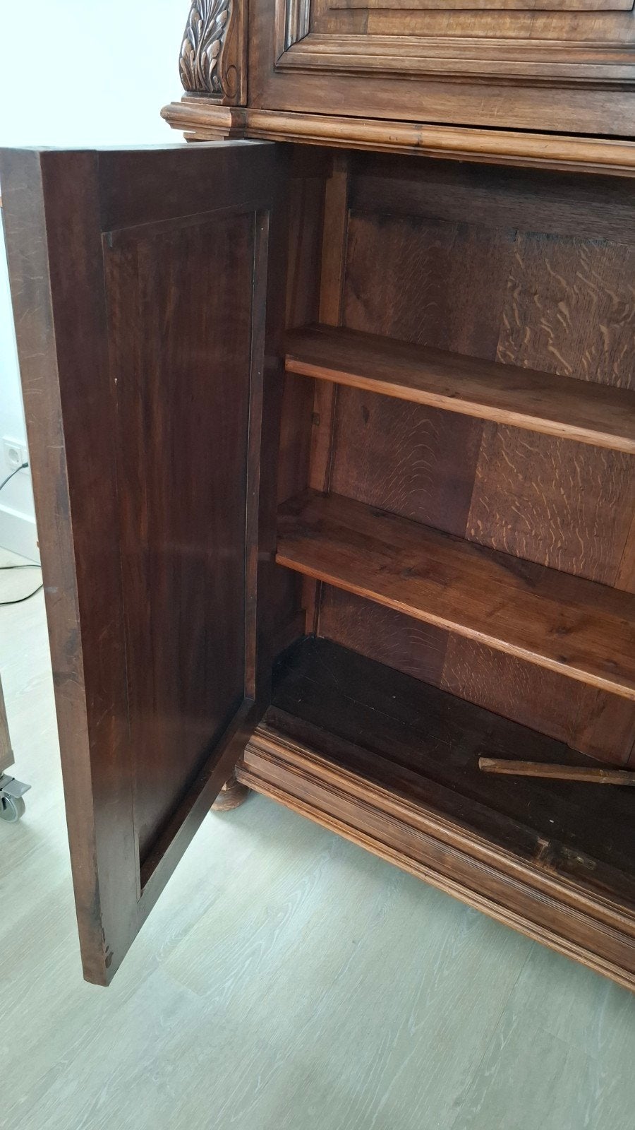 Foto 15 van Slanke Ondiepe Belgische Eiken Boeken/Servies Kast