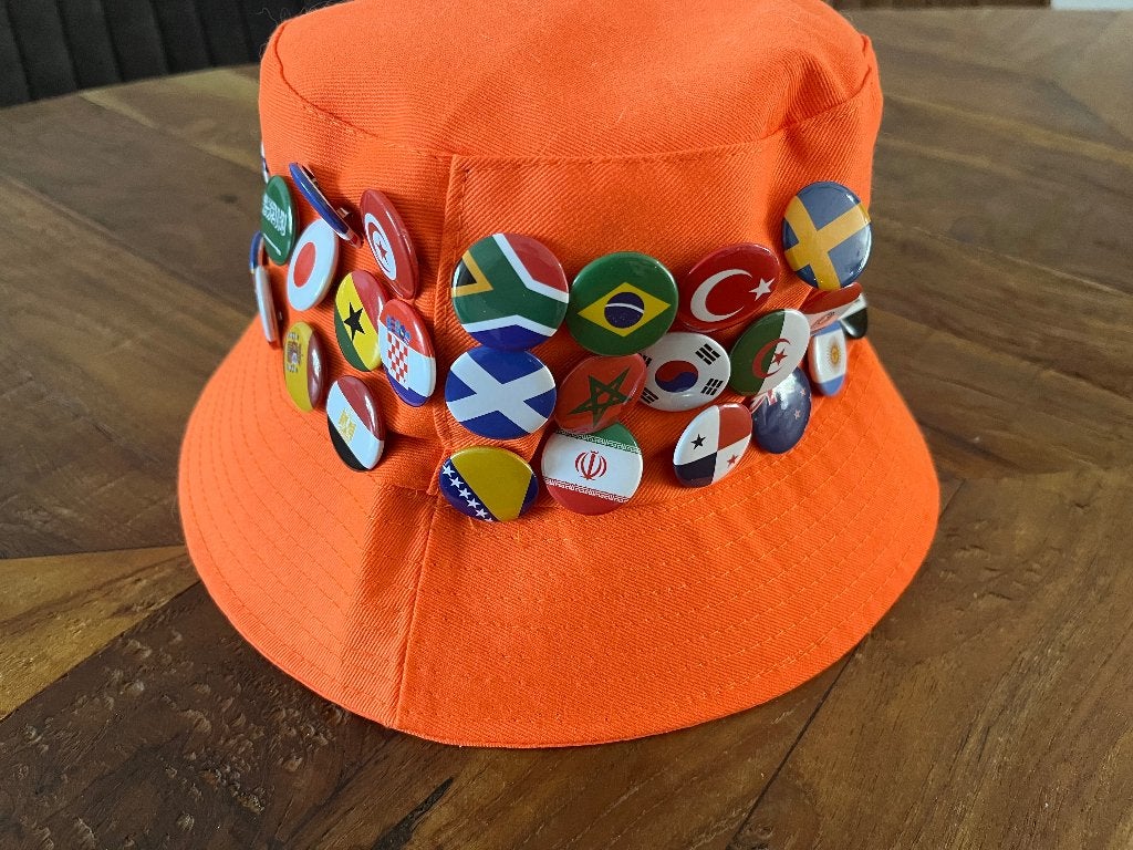 WK 2026 feestmuts vol met alle buttons, Verzamelen, Ophalen of Verzenden, Nieuw, Overige onderwerpen