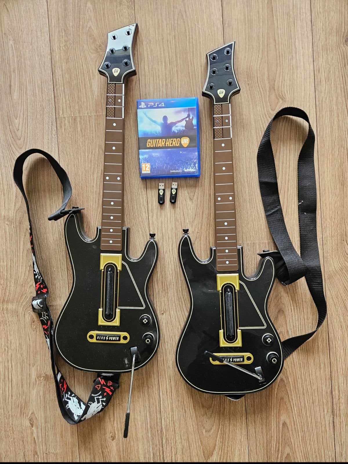 Guitar Hero Live PS4 - Compleet met 2 gitaren, Ophalen, Muziek, Gebruikt, 2 spelers