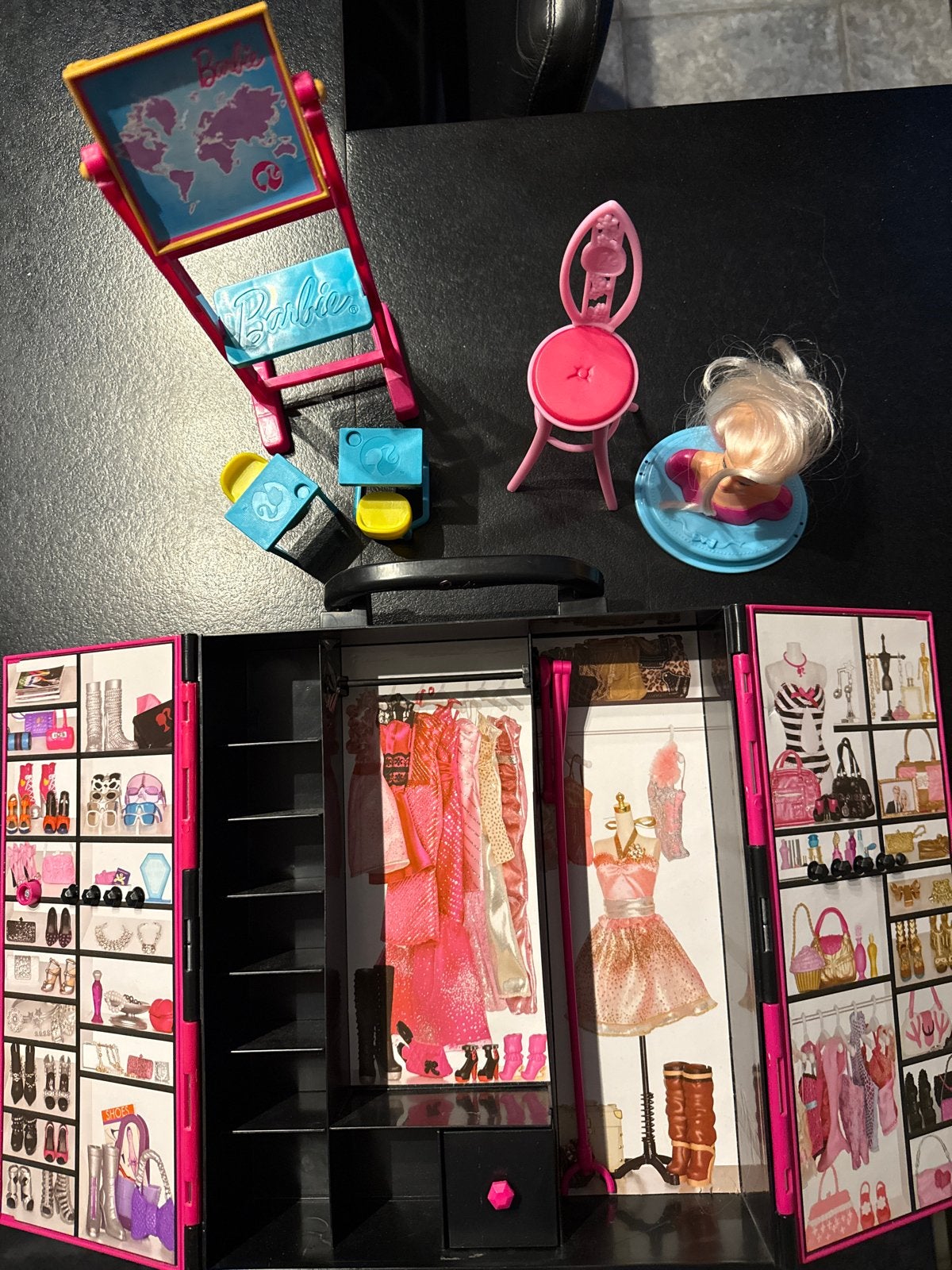 Barbie Kledingkast met Accessoires en Barbie Hoofd, Kinderen en Baby's, Speelgoed | Poppen, Gebruikt, Barbie, Ophalen