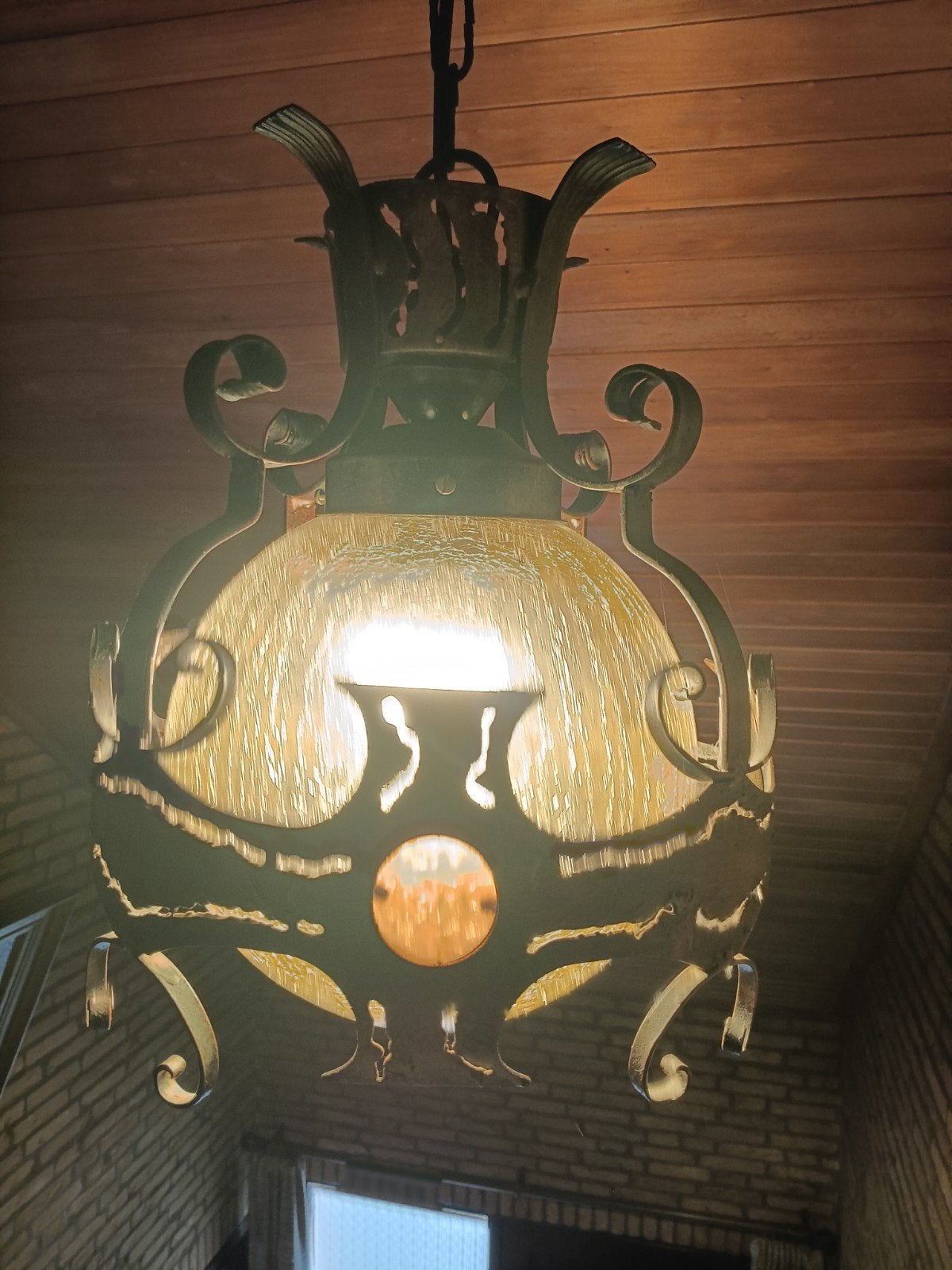 Antieke smeedijzeren hanglamp met glazen kap, Ophalen of Verzenden