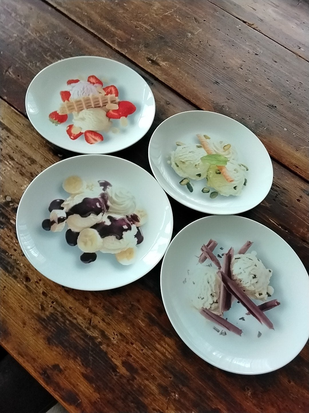 L. Dake en Zn Dessertborden met IJsafbeeldingen - Set van 4, Huis en Inrichting, Ophalen, Keramiek, Zo goed als nieuw, Bord(en)