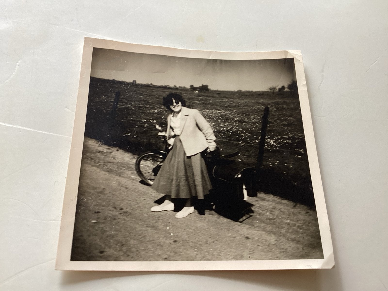Zutphen foto: Vrouw met fiets in landschap  Reesinck 7x7 cm, Verzamelen, Gebruikt, Foto, Ophalen of Verzenden, Voor 1940