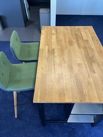 ge sta-tafel / bartafel met 2 groene barkrukken gebruikt, Ophalen, Gebruikt