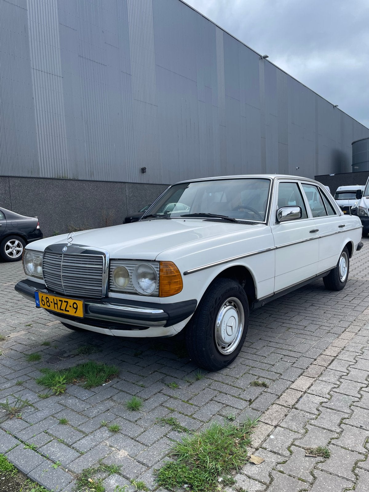 Mercedes-Benz 200-Serie 2.3 230 E AUT 1981 Wit, Auto's, 136 pk, 1370 kg, 4 cilinders, Handgeschakeld