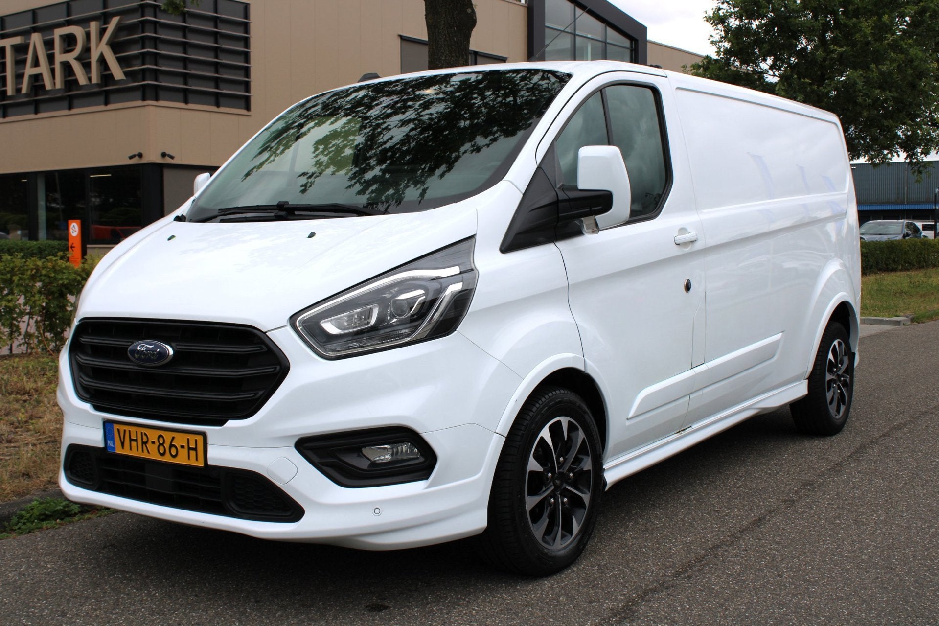 Ford Transit Custom 320 2.0 TDCI L2H1 Sport | 185 PK | Trekh, Auto's, Bestelauto's, 15 km/l, 4 cilinders, Leder en Stof, Wit