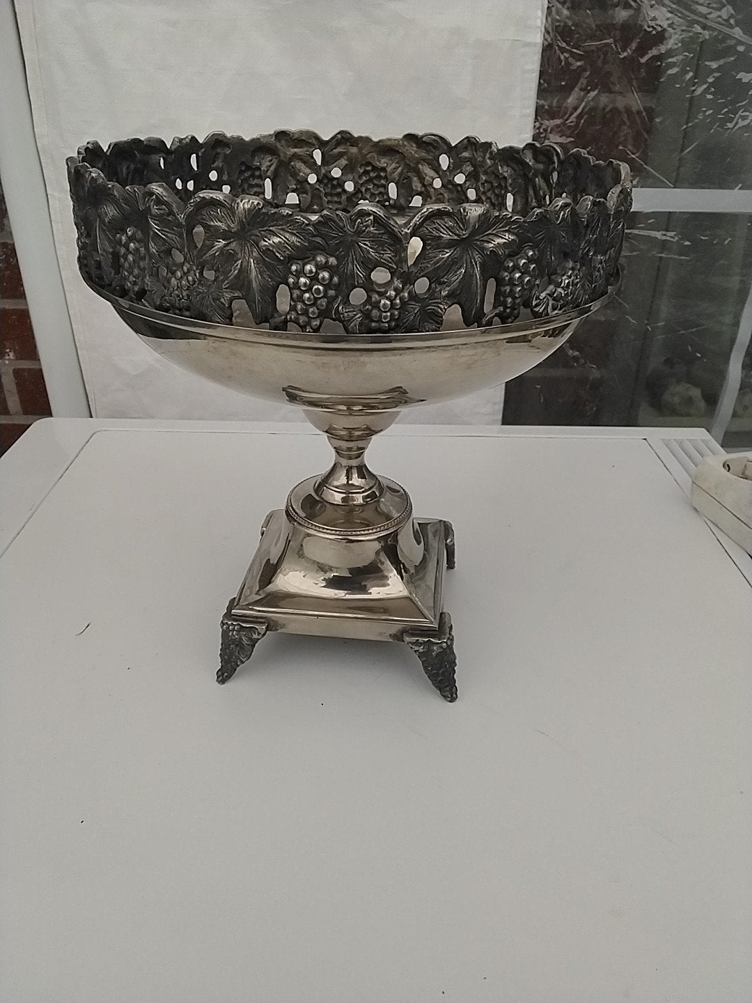 Antieke verzilverde fruitschaal met druivenmotief, Ophalen of Verzenden