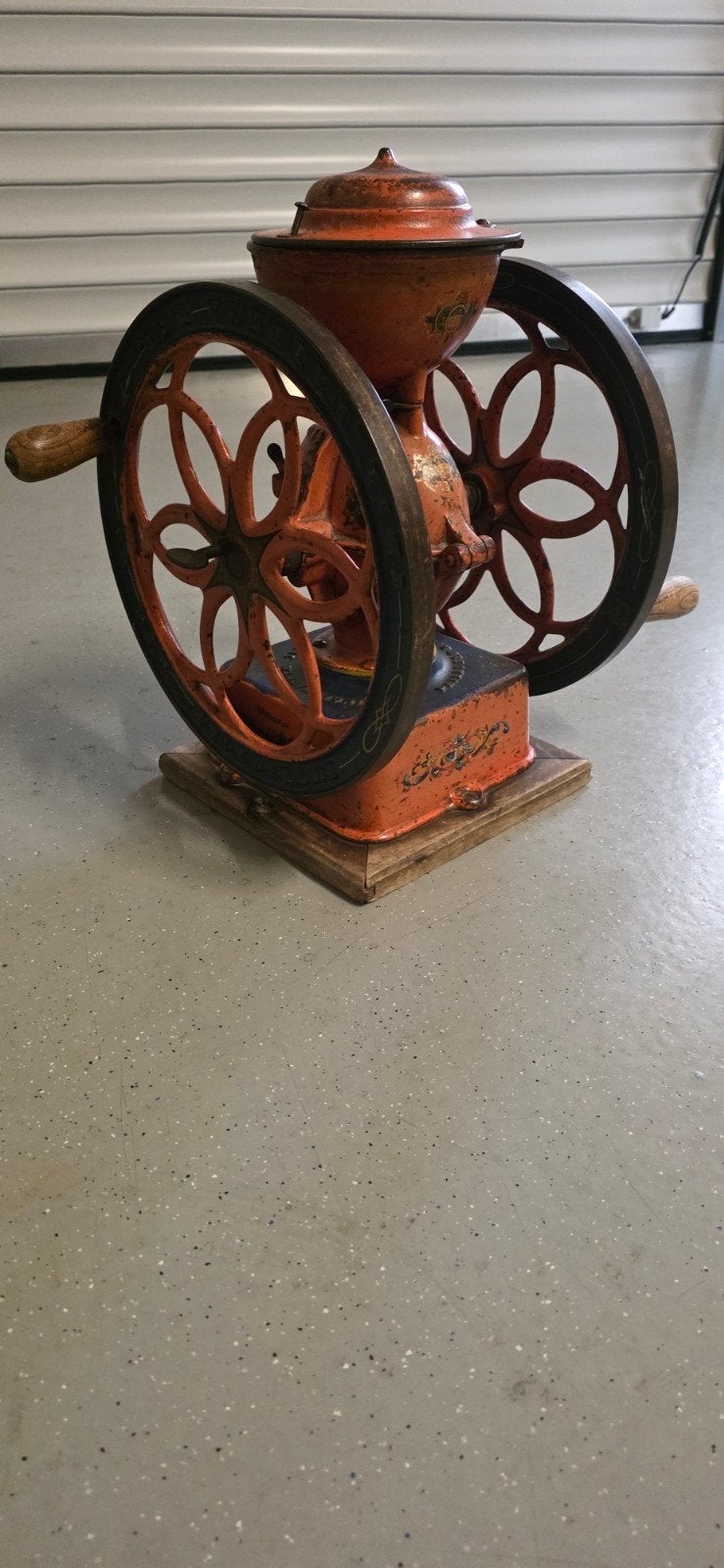 Antieke koffiemolen met dubbele wielen, Philadelphia, Ophalen
