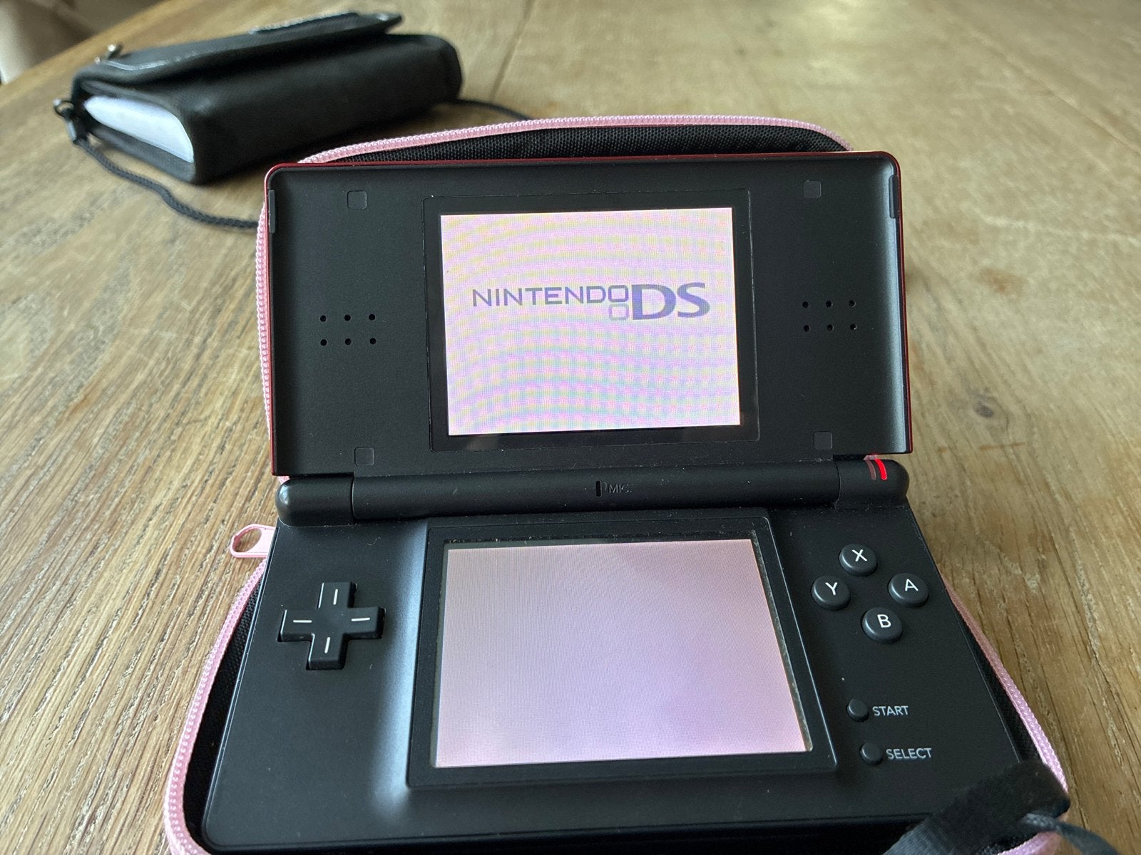 Nintendo DS Lite Rood met Roze Hoesje, Spelcomputers en Games, Spelcomputers | Nintendo DS, Ophalen of Verzenden, Zo goed als nieuw