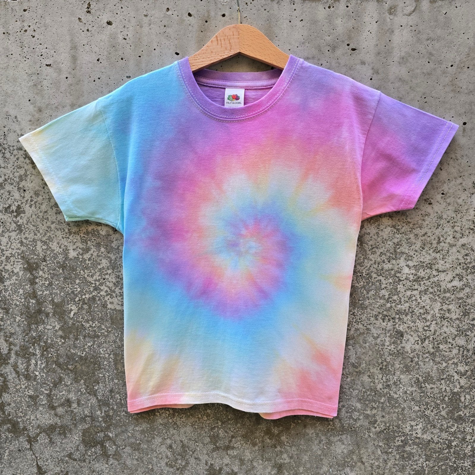 Pastel regenboog spiral tie dye hippie zomer tshirt maat 116, Spiral Creaties, Jongen of Meisje, Nieuw, Ophalen of Verzenden