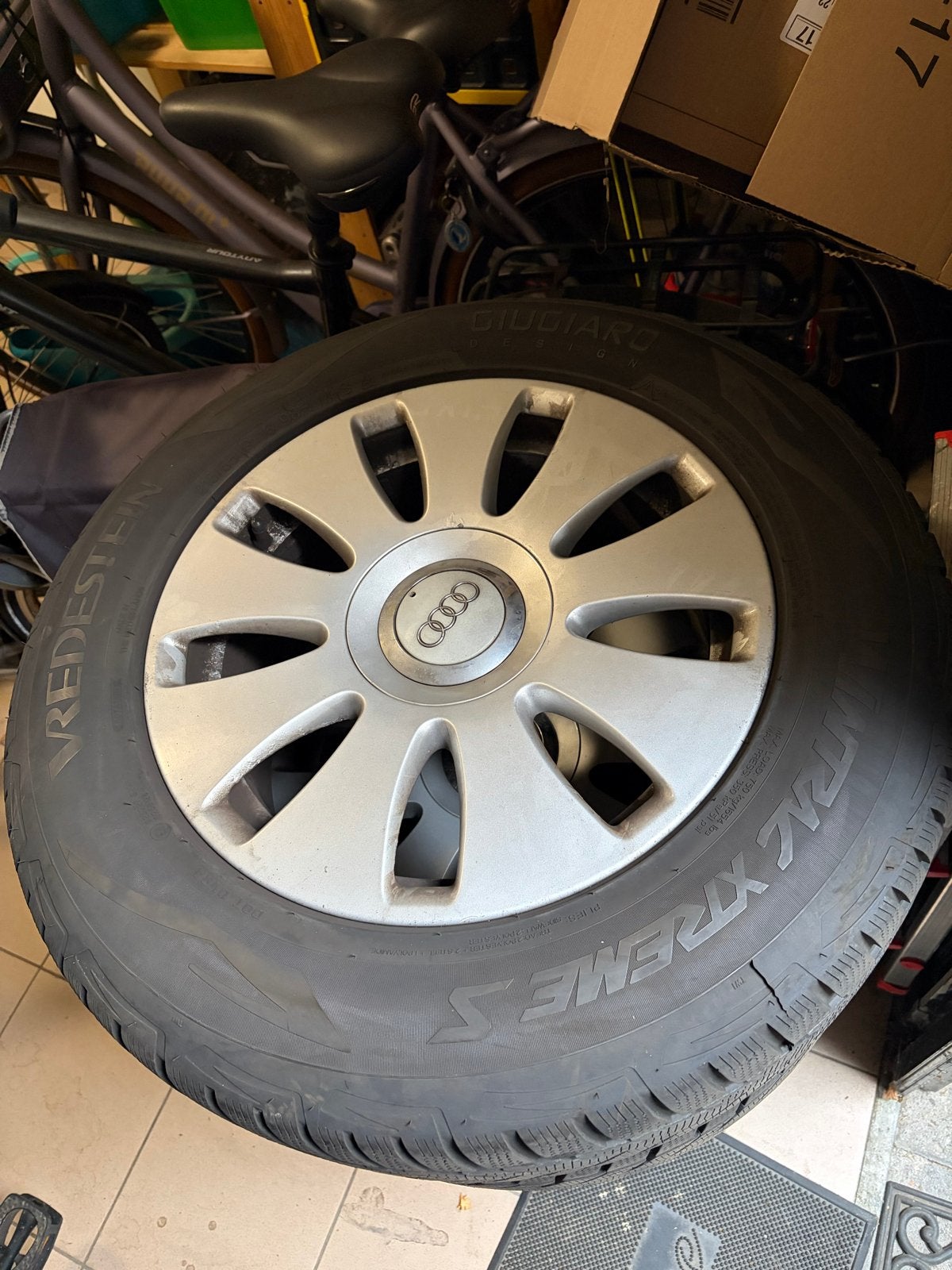 Vredestein winterbanden met Audi wieldoppen Q2, Ophalen of Verzenden, Gebruikt