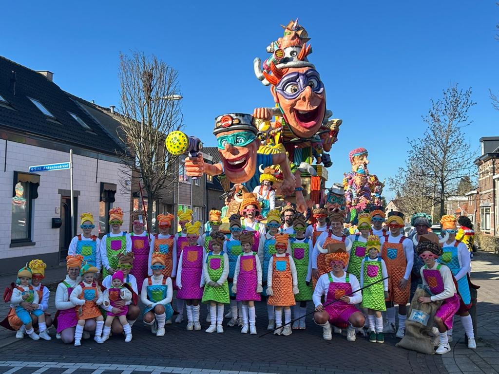 Kleurrijke handgemaakte loopgroep tuinbroek en tuinjurkje, Carnaval, Maat 46/48 (XL) of groter, Ophalen of Verzenden, Kleding