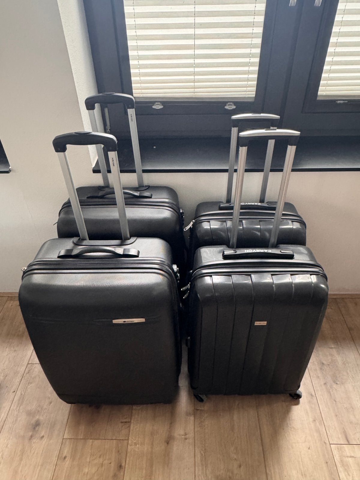 4 prachtige bijna nieuwe zwarte koffers, Ophalen, Hard kunststof, Zo goed als nieuw, 70 cm of meer