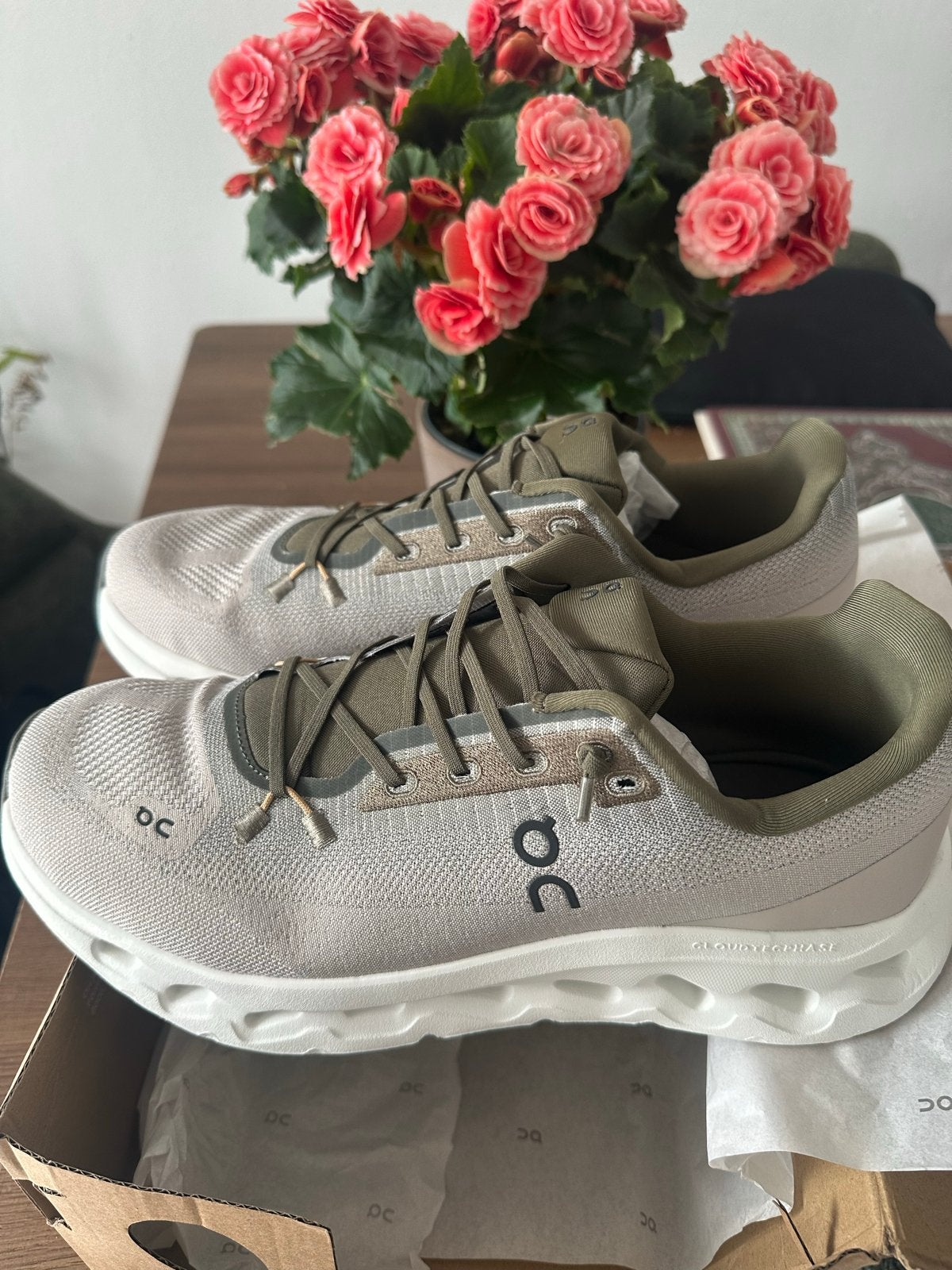 On Cloudtilt hardloopschoenen - Nieuw in doos, Ophalen of Verzenden, Nieuw, Overige kleuren, Sneakers of Gympen