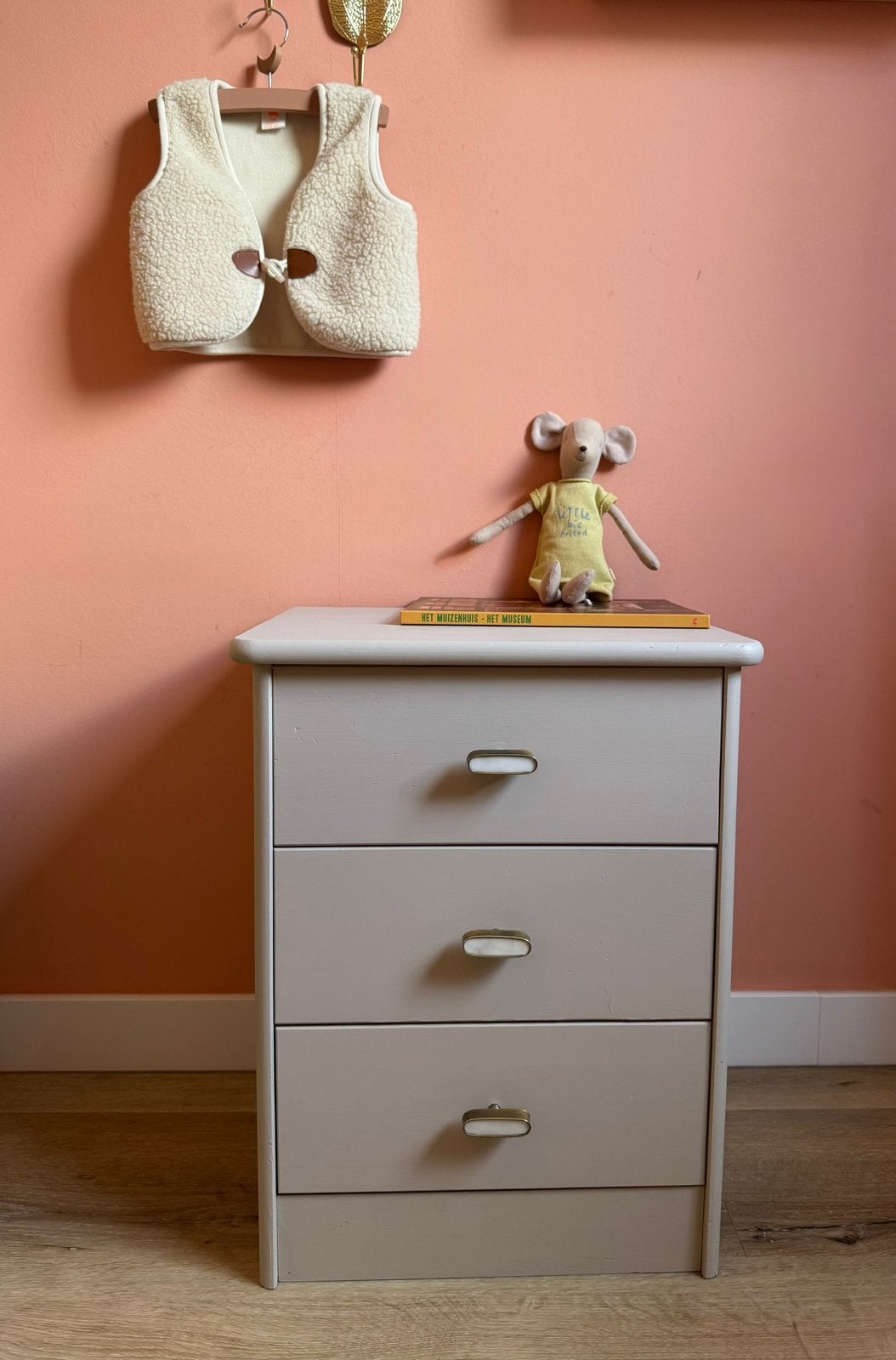 Vinted opgeknapt nachtkastje beige kinderkamer Zara knoppen, Huis en Inrichting, Minder dan 45 cm, Ophalen of Verzenden, Zo goed als nieuw